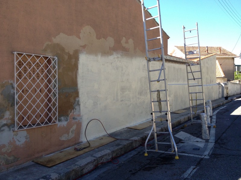 Peinture de façade avec reprise de l’enduit du crépi sur un ravalement à six fours les plages dans le Var