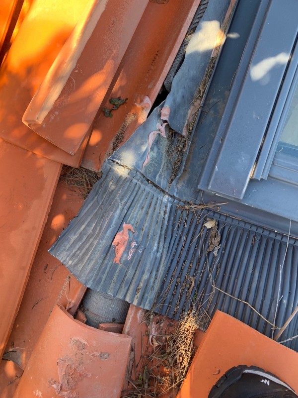 Refaire l’étanchéité des velux sur toiture PTS et tuiles canal a Toulon dans le Var