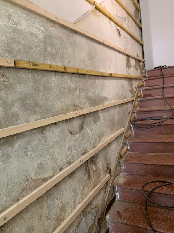 Habillage de murs en lambris bois cérusé a le Beausset dans le Var