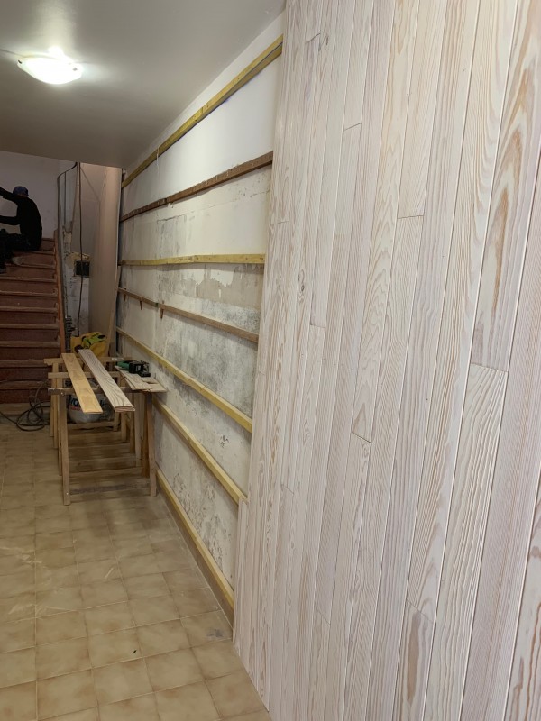 Habillage de murs en lambris bois cérusé a le Beausset dans le Var