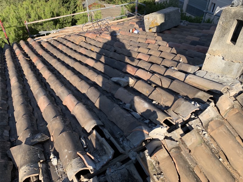 rénovation total d’une toiture en tuile canal stop par une toiture en tuile Romane à saint mandrier sur mer 