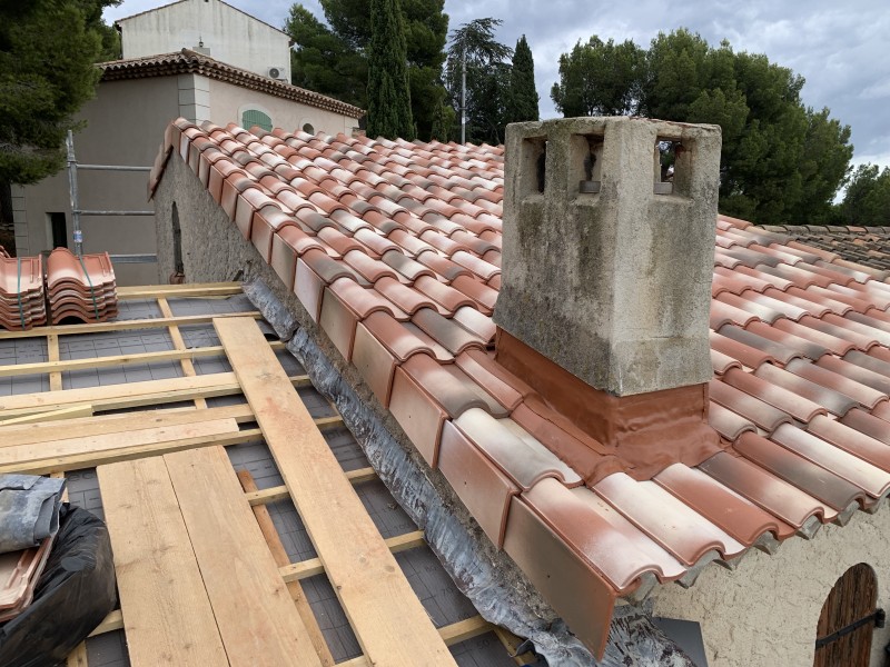rénovation total d’une toiture en tuile canal stop par une toiture en tuile Romane à saint mandrier sur mer 