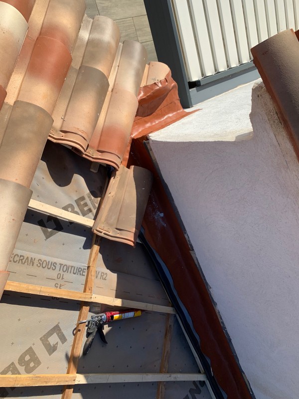 réfections de noue en zinc par des noue en Wakaflex Sur une toiture tuile plein sud à Saint-Cyr-sur-Mer dans le Var
