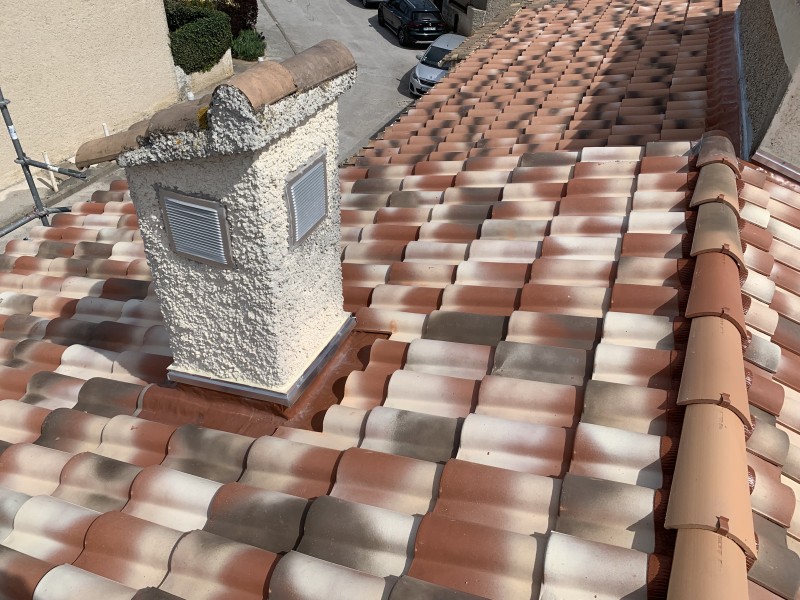 Remplacement de toiture en tuile romane à La Cadière-d’Azur (83740) – Couvreur professionnel et entreprise familiale de couverture