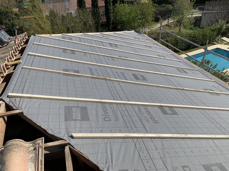 Remplacement complet d’une toiture en tuiles Guiraud DC-10 – Intervention à proximité de Toulon dans le Var (83)