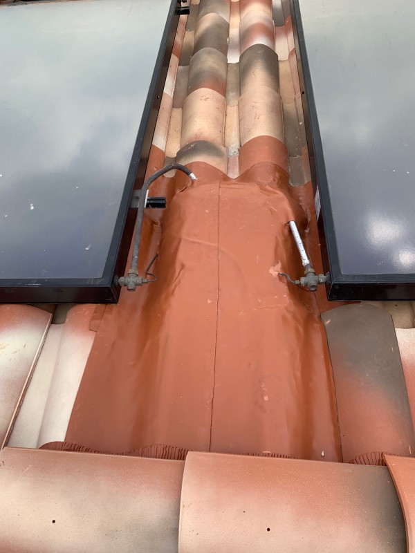 Révision de toiture tuile plein sud sous des panneaux solaires thermiques et photovoltaïques À la Cadière d’Azur dans le Var