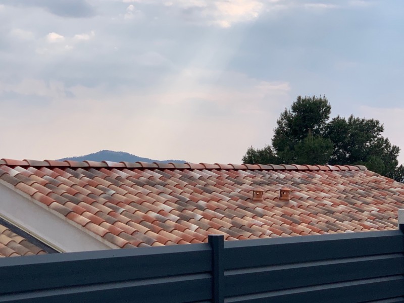 Réfection des faîtage sur toiture tuiles plein sud cause envollement des faîtières suite à une tempête de vent à la Cadière d’Azur dans le Var