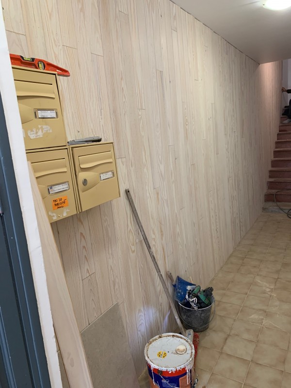 Habillage de murs en lambris bois cérusé a le Beausset dans le Var