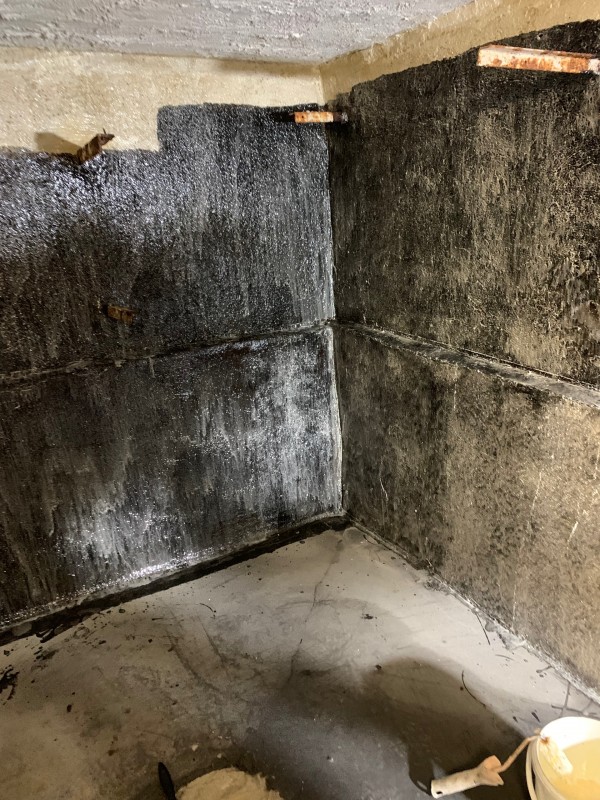 Étanchéité par cuvelage d’une cave en sous-sol par l’application de résine époxy bi-composants à la Seyne-sur-Mer dans le Var