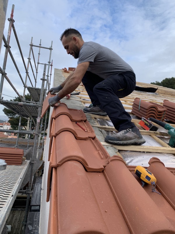 couvreur pour remplacement de toiture tuile Romane 