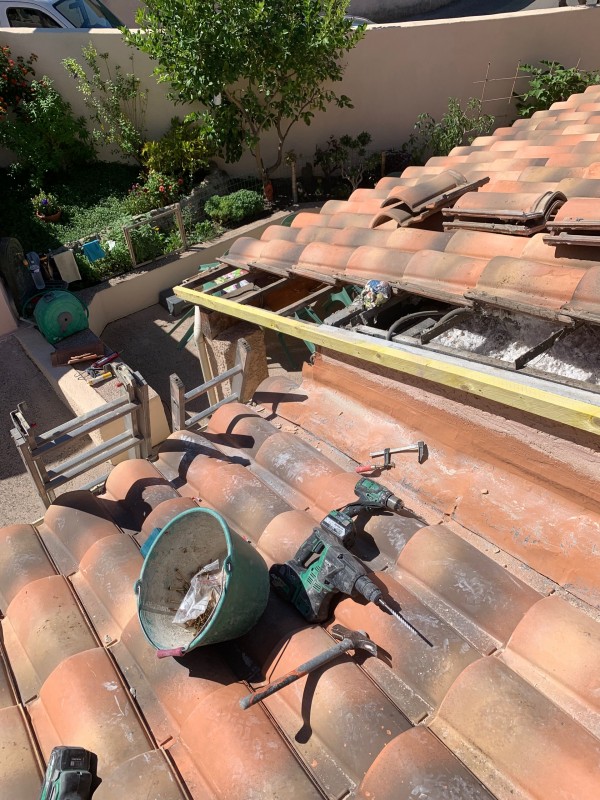 Changement d’une rive en tuiles canal bâti sur une maison Phœnix, France confort à Marseille Par une rive en tuiles à rabat à sec