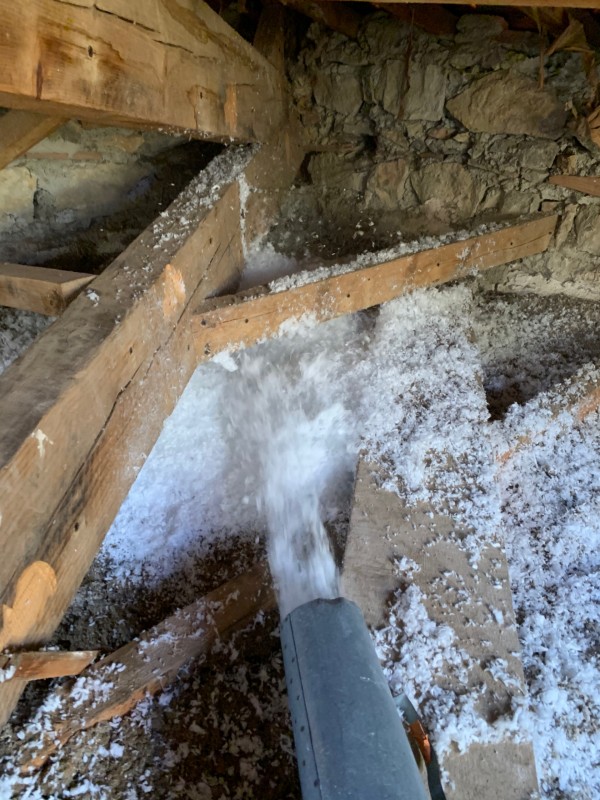 Isolation de vos combles perdus par le soufflage D’une laine de verre minéral URSA pul’r 47 pour l’amélioration et le confort thermique à Bandol dans le Var en région PACA