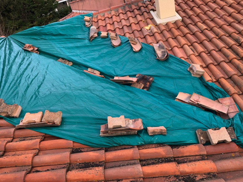 Couvreur pour fuite sur toiture tuile Romane à la cadiere d’azur 83740
