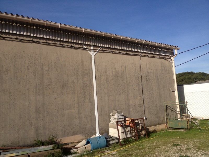 Installation de gouttière PVC 33 sur bâtiment de stockage à la Seyne-sur-Mer dans le Var