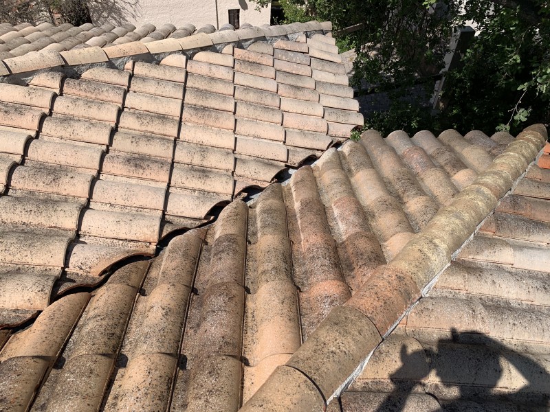 Couvreur pour Traitement Anti-Mousse sur Toiture en Tuile Romane à Six Fours les Plages