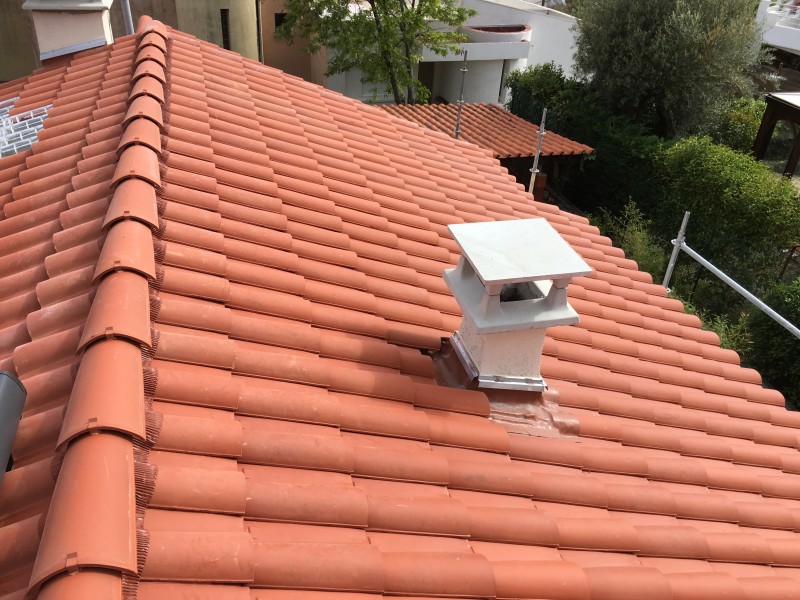 réparation de fuite sur toiture tuile Romane par couvreur qualifié à Toulon var