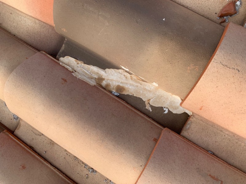 Révision de toiture tuile plein sud sous des panneaux solaires thermiques et photovoltaïques À la Cadière d’Azur dans le Var