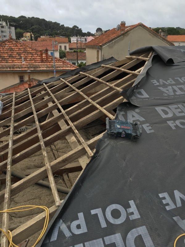 Réfection d’une toiture en tuiles plate de Marseille sur une maison provençale à la Seyne-sur-Mer dans le Var