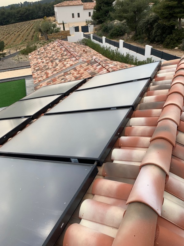 Révision de toiture tuile plein sud sous des panneaux solaires thermiques et photovoltaïques À la Cadière d’Azur dans le Var