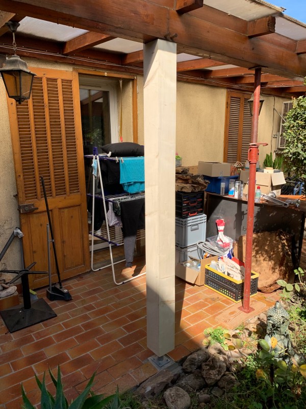Réparation, remplacement de poteaux et cadre en bois sur une véranda bois extérieur à Toulon quartier Saint-Jean dans le Var, suite à une attaque de fourmis Charpentière et de termites
