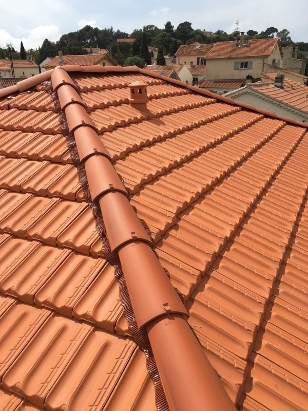 Réfection d’une toiture en tuiles plate de Marseille sur une maison provençale à la Seyne-sur-Mer dans le Var