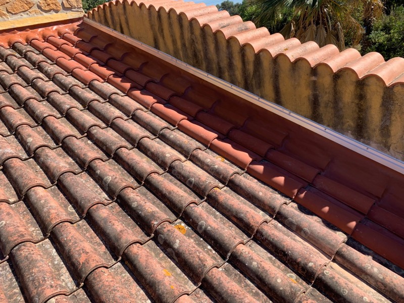 Pose d’un solin souple type Wakaflex sur toiture PST et toiture tuile Romane avec raccord de l’enduit pour étanchéité de toiture à Saint Cyr sur mer dans le Var en région PACA