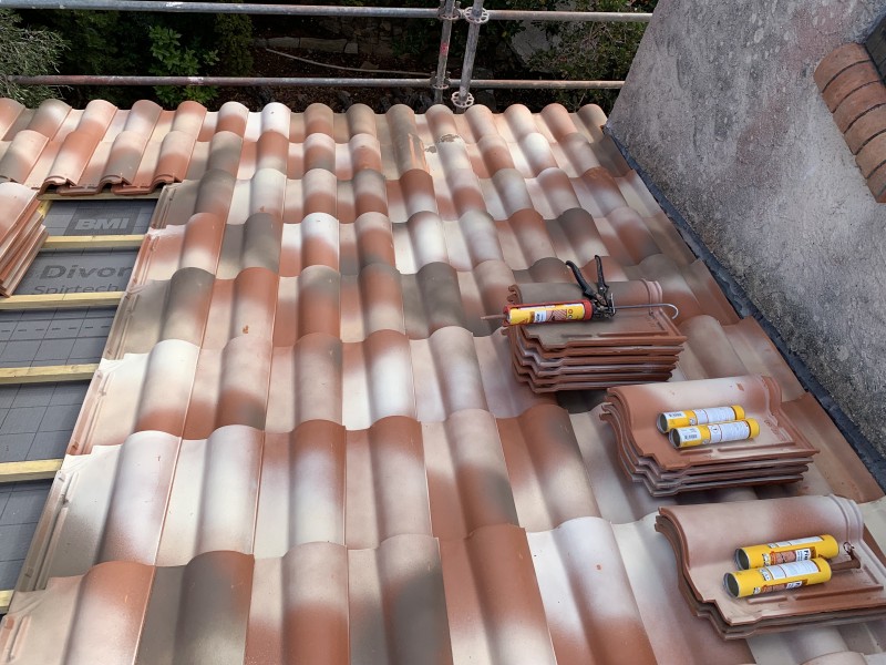 Couvreur pour changement des tuiles Romane à Toulon 