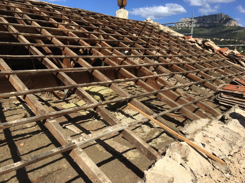 Charpentier, couvreur toulon pour réfection de toiture tuile plate de Marseille
