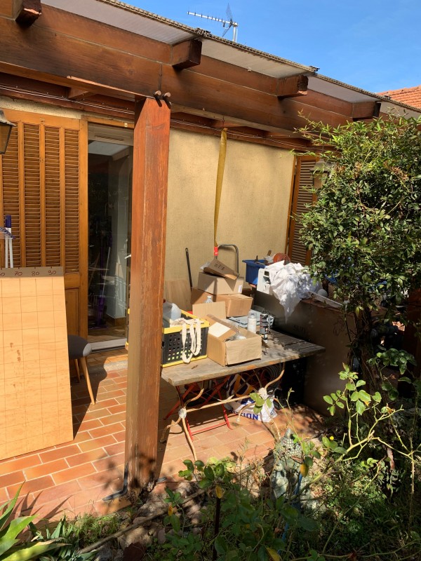 Réparation, remplacement de poteaux et cadre en bois sur une véranda bois extérieur à Toulon quartier Saint-Jean dans le Var, suite à une attaque de fourmis Charpentière et de termites