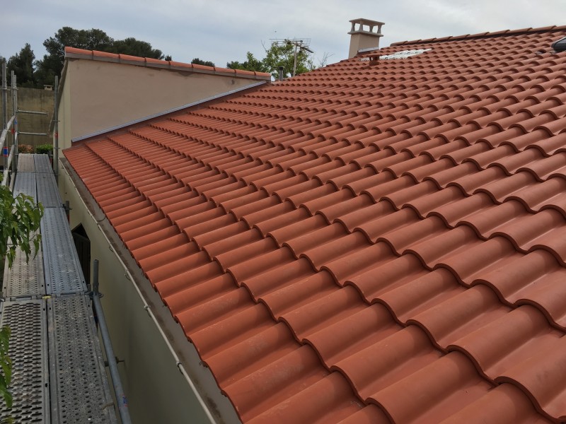 réparation de fuite sur toiture tuile Romane par couvreur qualifié à Toulon var