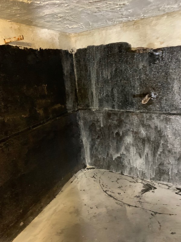 Étanchéité par cuvelage d’une cave en sous-sol par l’application de résine époxy bi-composants à la Seyne-sur-Mer dans le Var