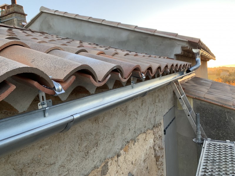 Couvreur pour pose de gouttière zinc sur toiture tuile canal Provencale à la cadiere d’azur