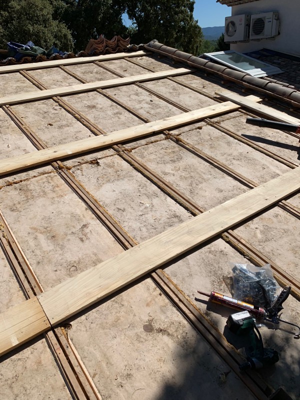 Réfection et remplacement de  toiture tuile canal à tenon par une toiture en Plaque soutuile(PST) et tuile canal a Sanary sur mer dans le Var en région Sud PACA