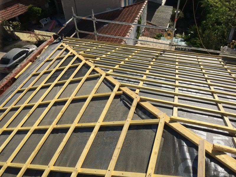Réfection d’une toiture en tuiles plate de Marseille sur une maison provençale à la Seyne-sur-Mer dans le Var