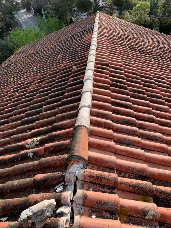 Remplacement, réfection, rénovation de faîtage sur toiture tuile Romane rouge à six fours les plages dans le Var