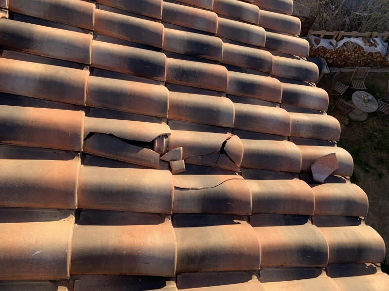 Couvreur pour mise en sécurité de
toiture tuile Abeille suite à intempéries de vent à la Ciotat 13600