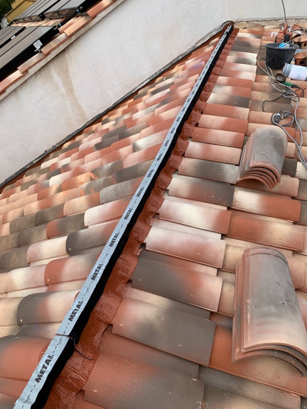 Rénovation de toiture tuile plein sud avec panneaux solaires à la cadière d’azur dans le Var