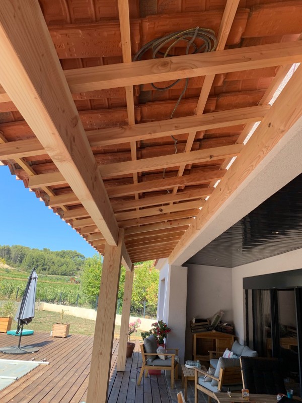 Fabrication et pose d’un appentis en bois Douglas avec couverture en tuile plein sud