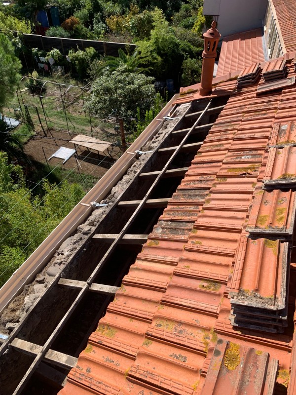 remplacement de gouttière zingue sur corniche par une gouttière PVC ovation de chez Nicole à la Seyne-sur-Mer