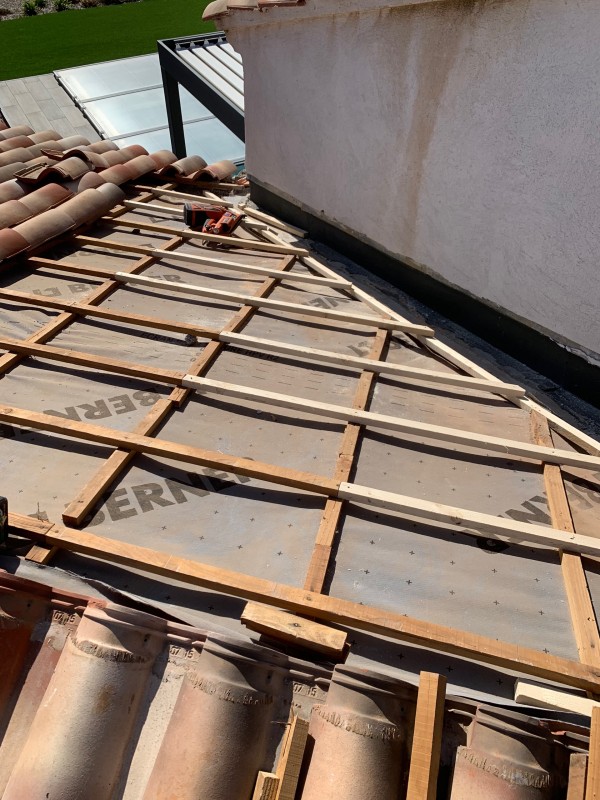 Rénovation de toiture tuile plein sud avec panneaux solaires à la cadière d’azur dans le Var