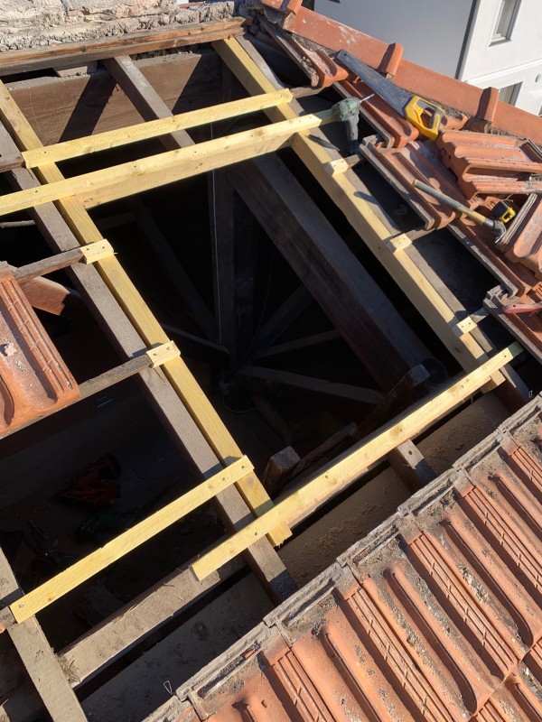 Pose de velux sur toiture tuile plate de Marseille dans les Bouches du Rhône