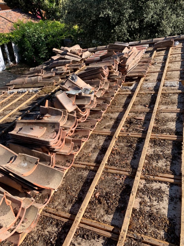 Réfection et remplacement de  toiture tuile canal à tenon par une toiture en Plaque soutuile(PST) et tuile canal a Sanary sur mer dans le Var en région Sud PACA
