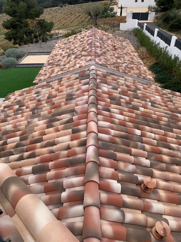 Rénovation de toiture tuile plein sud avec panneaux solaires à la cadière d’azur dans le Var