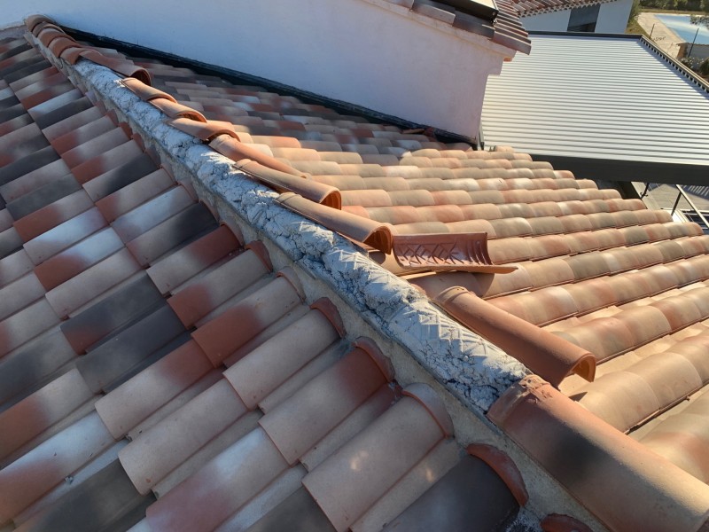 Réfection des faîtage sur toiture tuiles plein sud cause envollement des faîtières suite à une tempête de vent à la Cadière d’Azur dans le Var