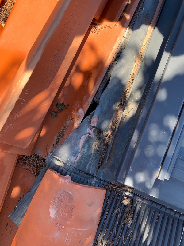 Refaire l’étanchéité des velux sur toiture PTS et tuiles canal a Toulon dans le Var