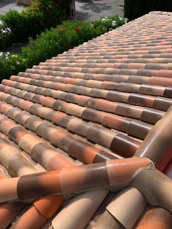 Nettoyage de toiture tuile canal provençale à Toulon dans le Var