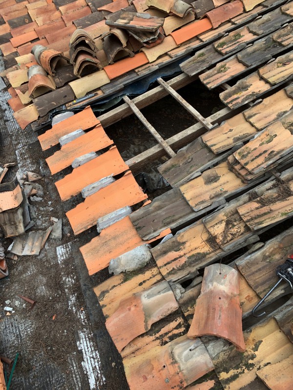 Couvreur pour réparation de toiture tuile Provencale et tuile canal stop à six fours les plages dans le var