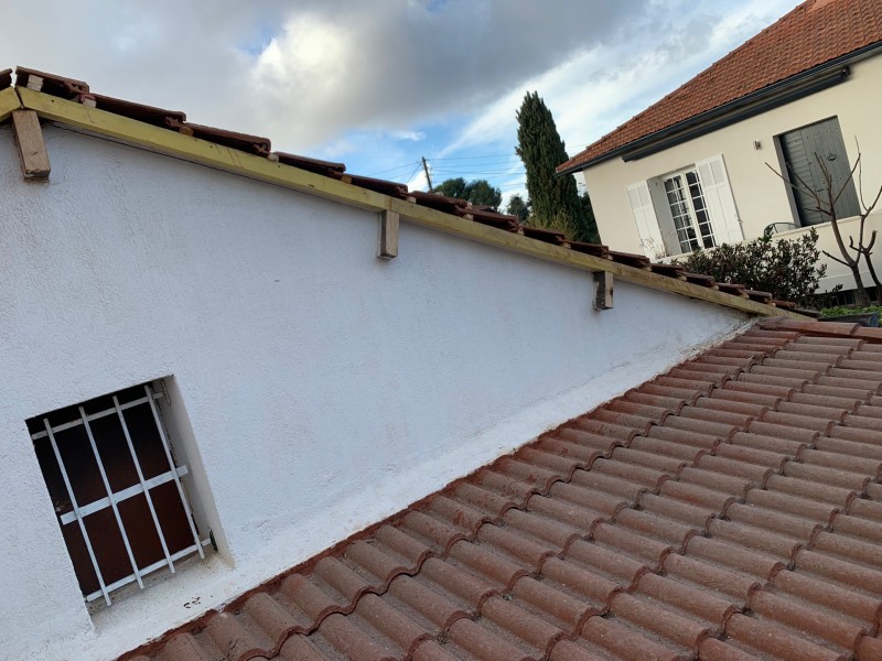 Réparation des tuiles de rive bâti par des tuiles de rive à rabat dans le VAR