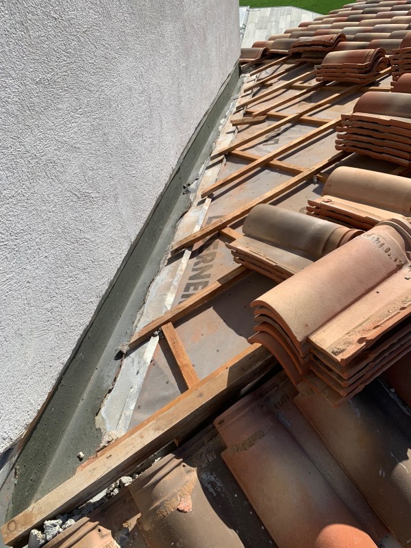 réfections de noue en zinc par des noue en Wakaflex Sur une toiture tuile plein sud à Saint-Cyr-sur-Mer dans le Var