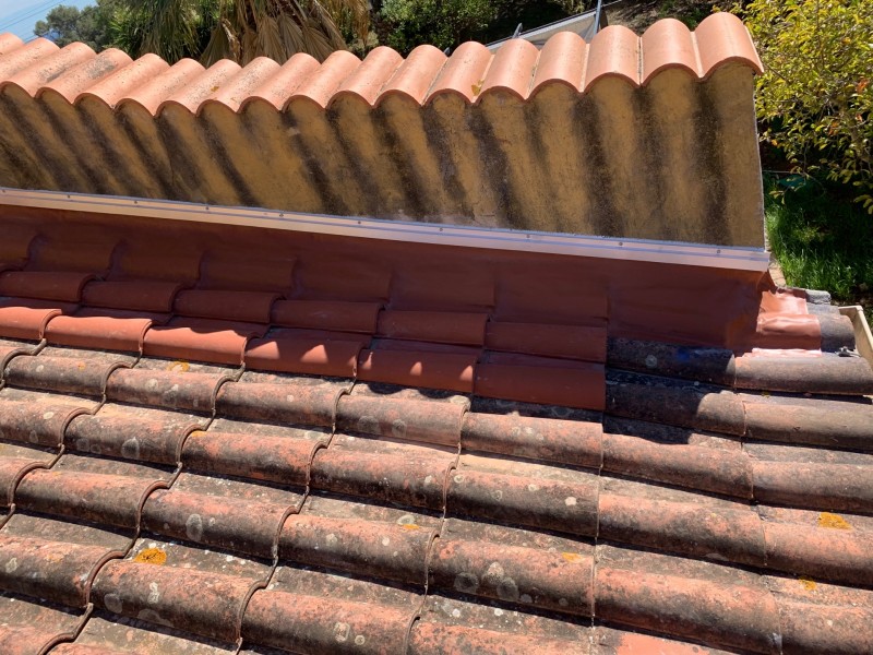 Pose d’un solin souple type Wakaflex sur toiture PST et toiture tuile Romane avec raccord de l’enduit pour étanchéité de toiture à Saint Cyr sur mer dans le Var en région PACA